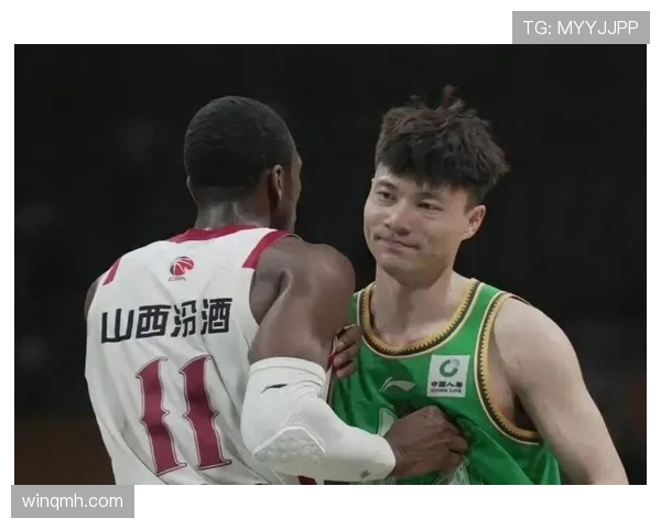 篮球裁判在比赛中如何识别并判断假摔判罚行为